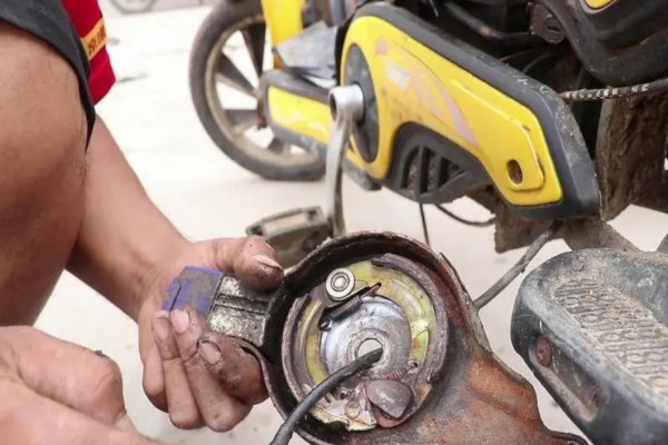 海东电动车刹车故障